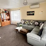 Spacious 3 Bedroom Near Skyline-5 Min Walk
