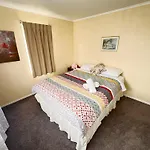 Spacious 3 Bedroom Near Skyline-5 Min Walk