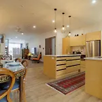 Inn Tutanekai - Central City Chic 3 Bedroom 2 Bathroom Apartment