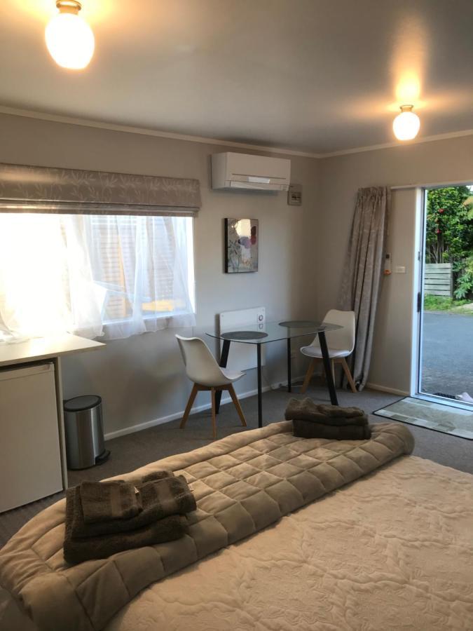 Eastside House + Separate Contained Sleepout Holiday home