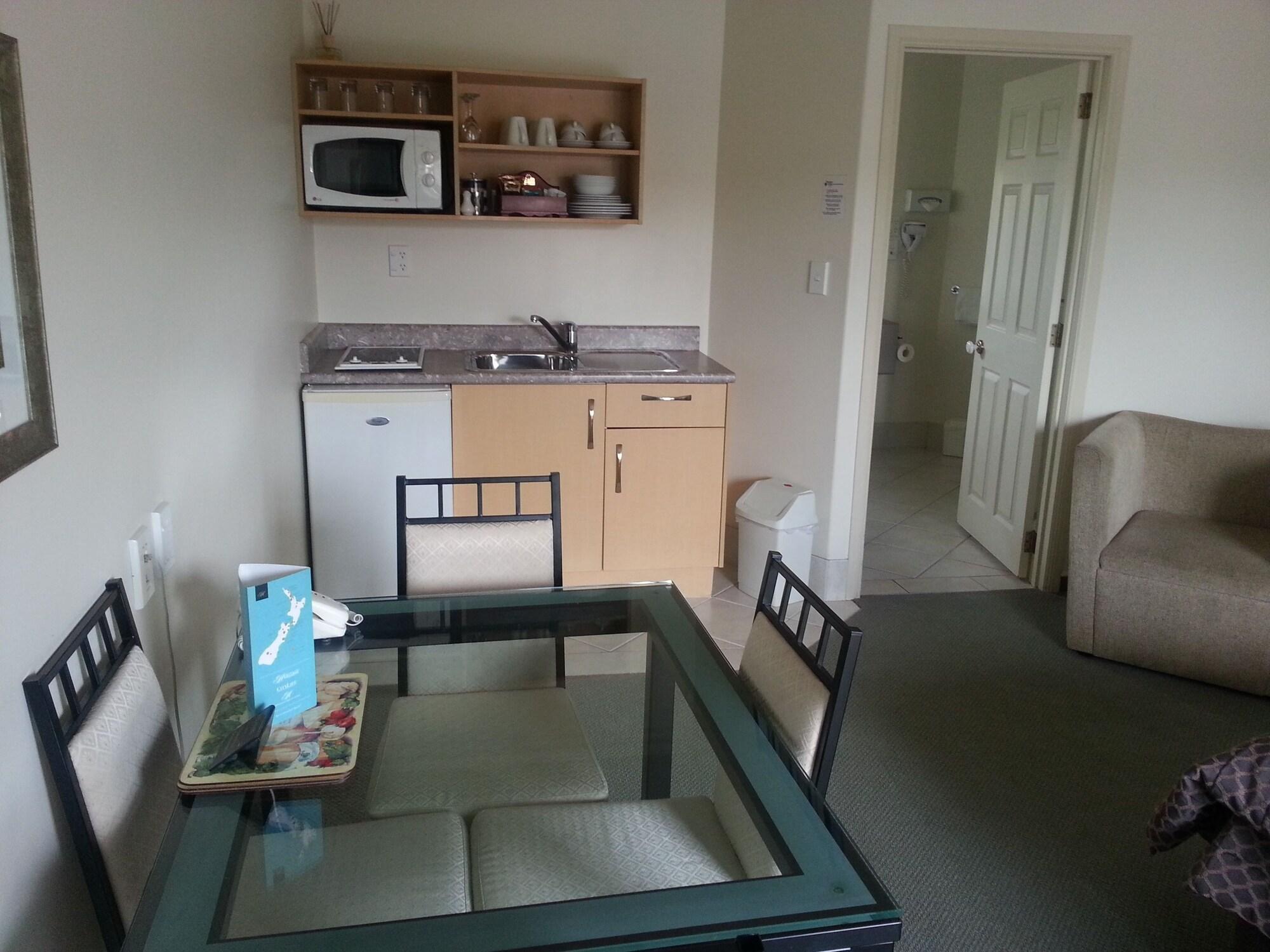 280 & 284 - Refurbished Modern Motel 4*