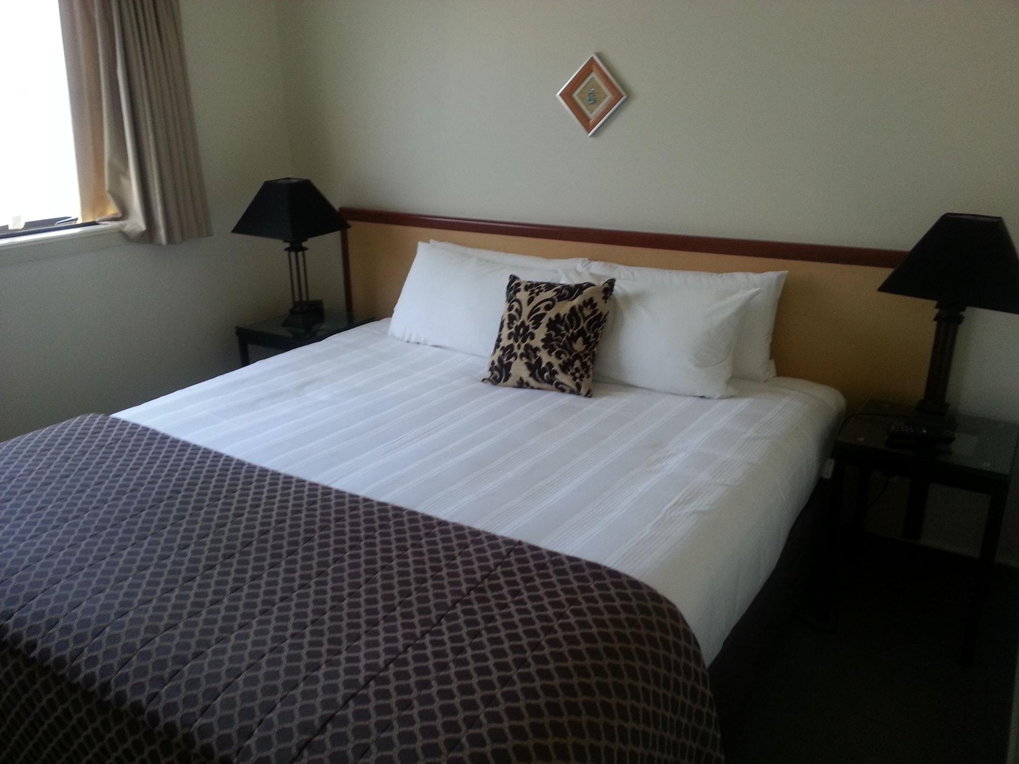 280 & 284 - Refurbished Modern Motel 4*
