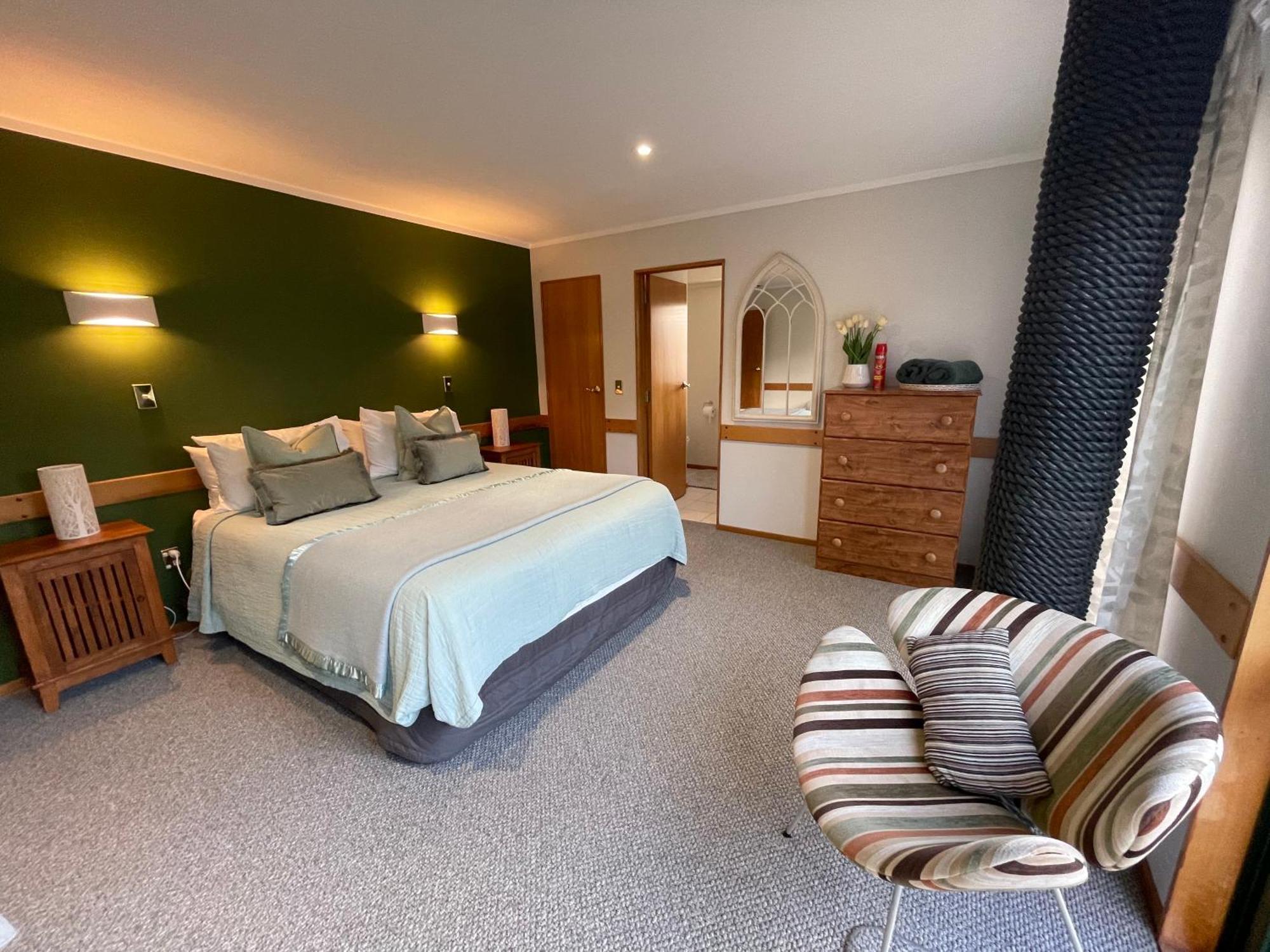 Tikitere Lodge, *