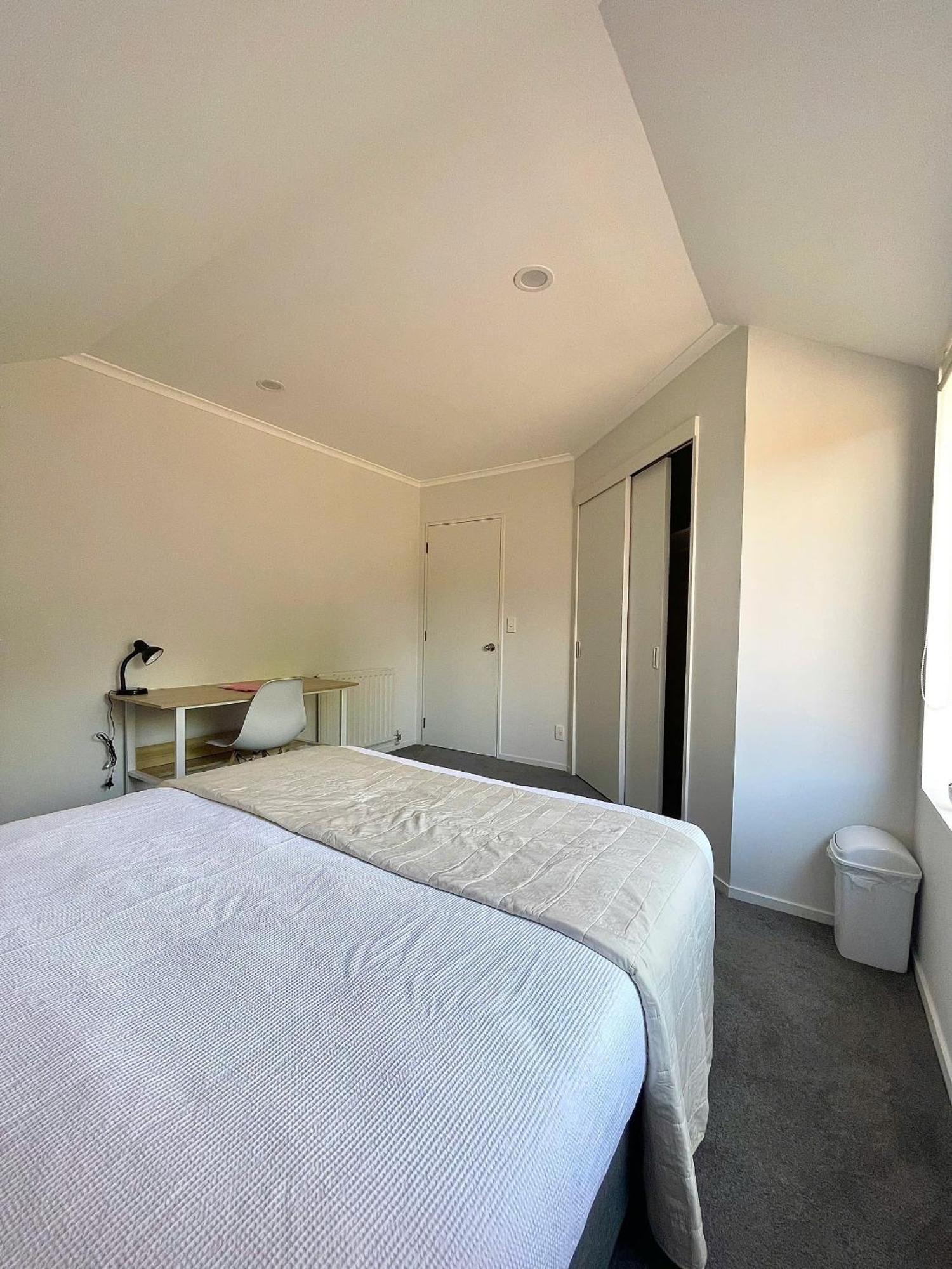 Cozy Victoria Double With Garden View With Shared Bathroom