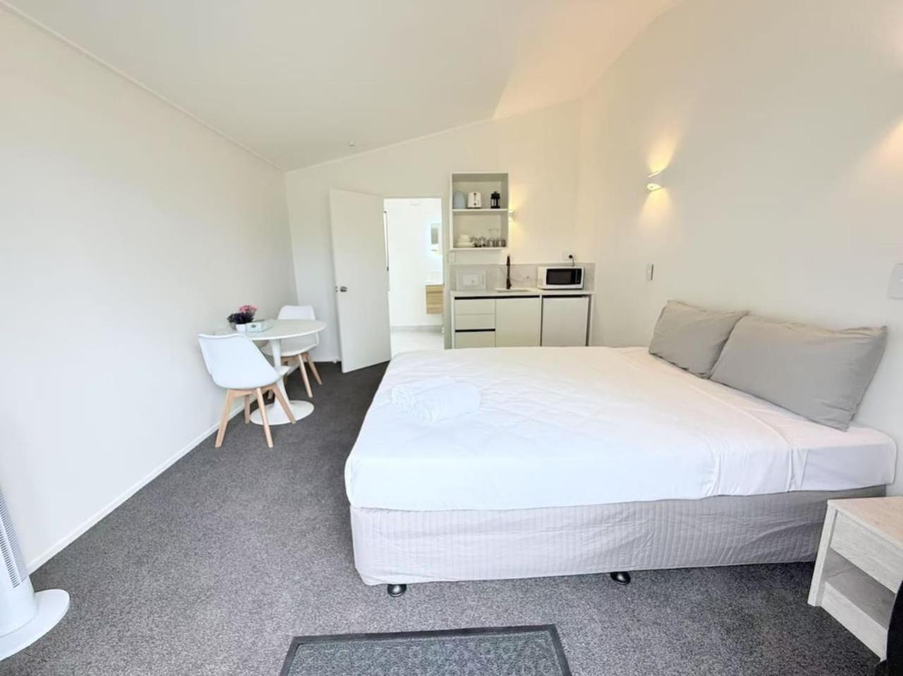 Hotel Unit 1, Fenton Summer