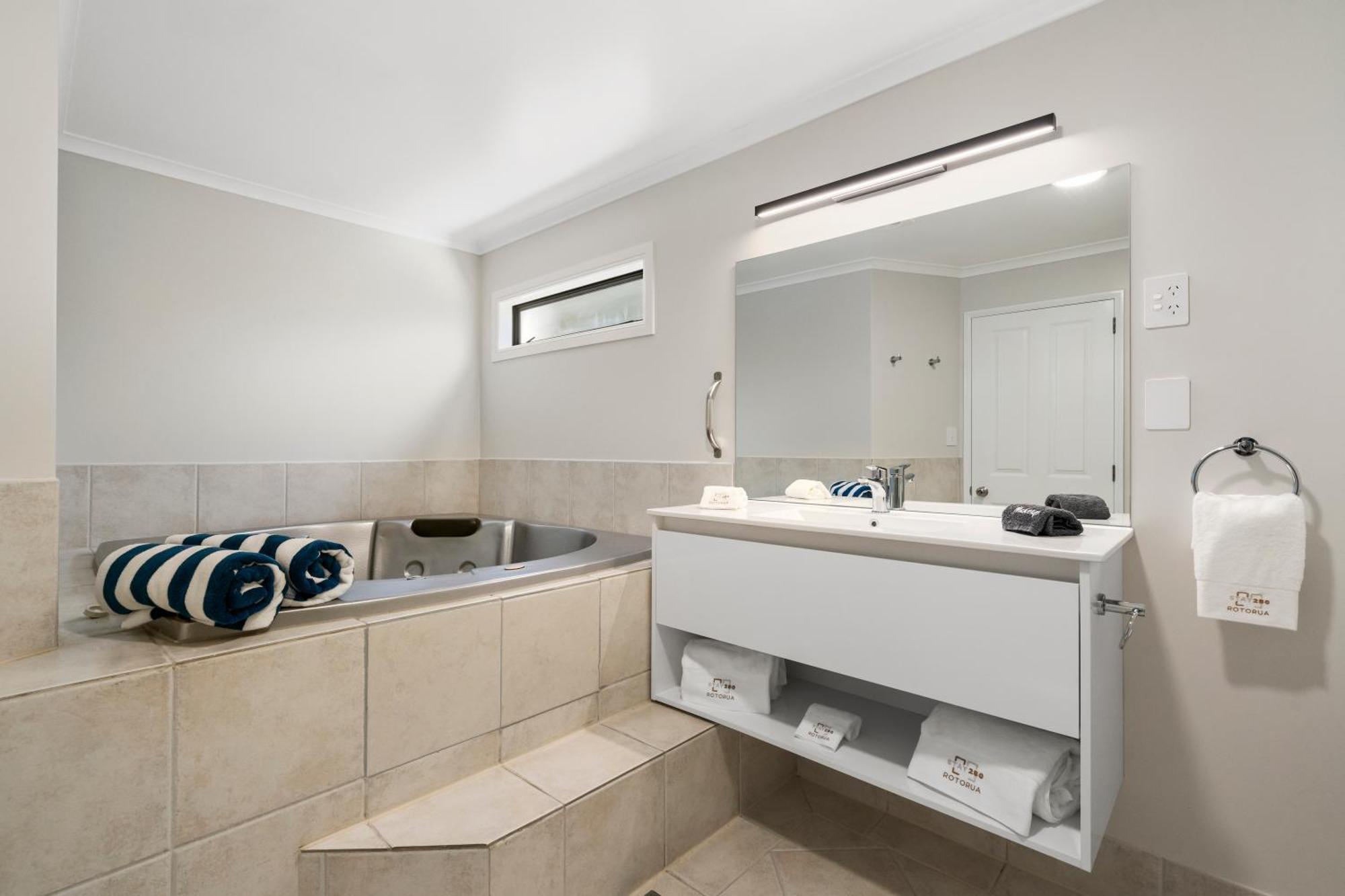 280 & 284 - Refurbished Modern Motel 4*