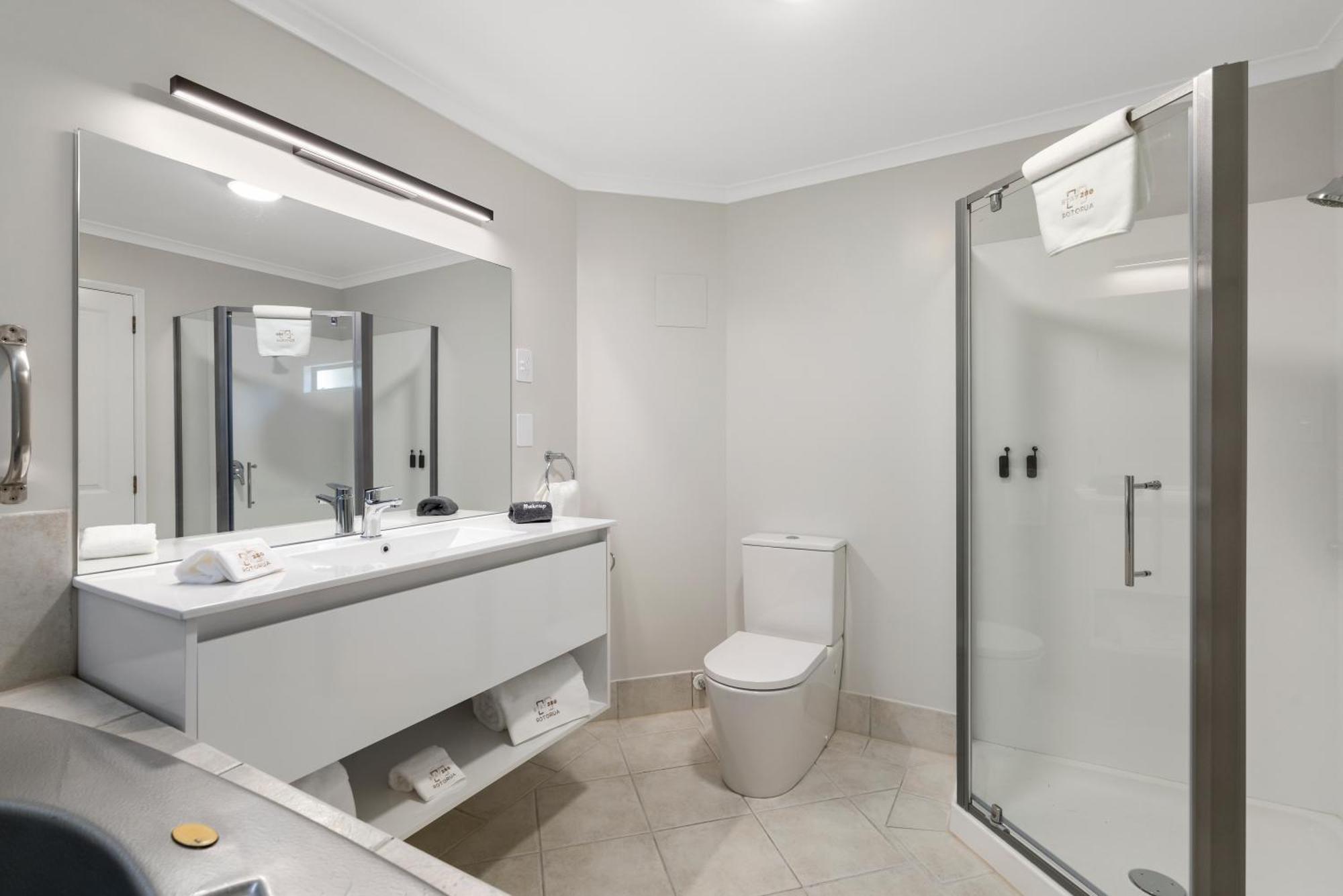 280 & 284 - Refurbished Modern Motel 4*