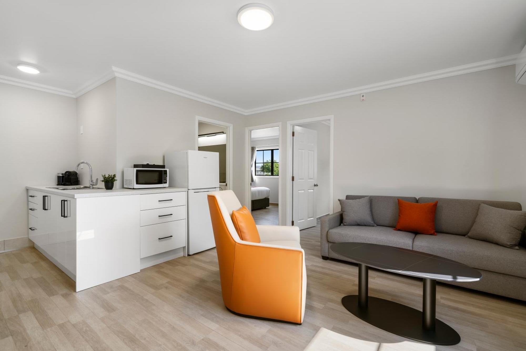 280 & 284 - Refurbished Modern Motel 4*