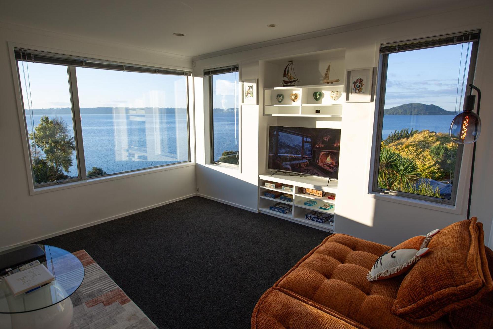 Serenity Lakeview Retreat Holiday home