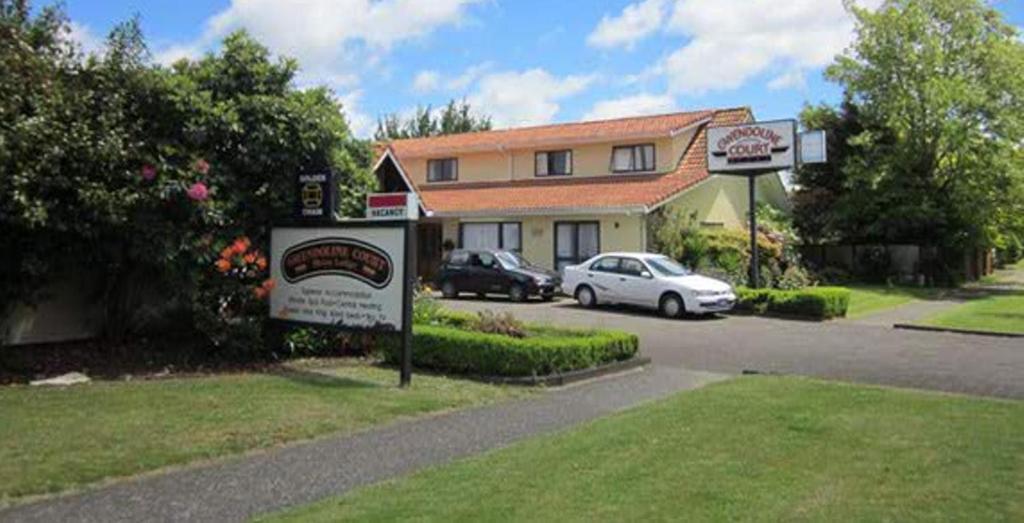 Gwendoline Court Motor 3*