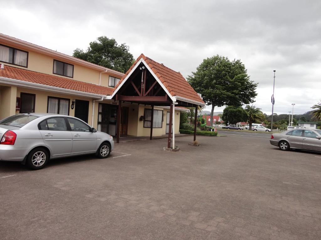 Gwendoline Court Motor 3*