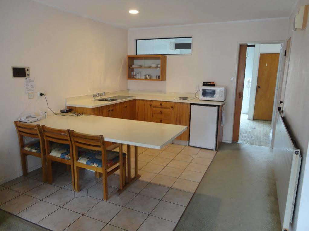 Gwendoline Court Motor 3*