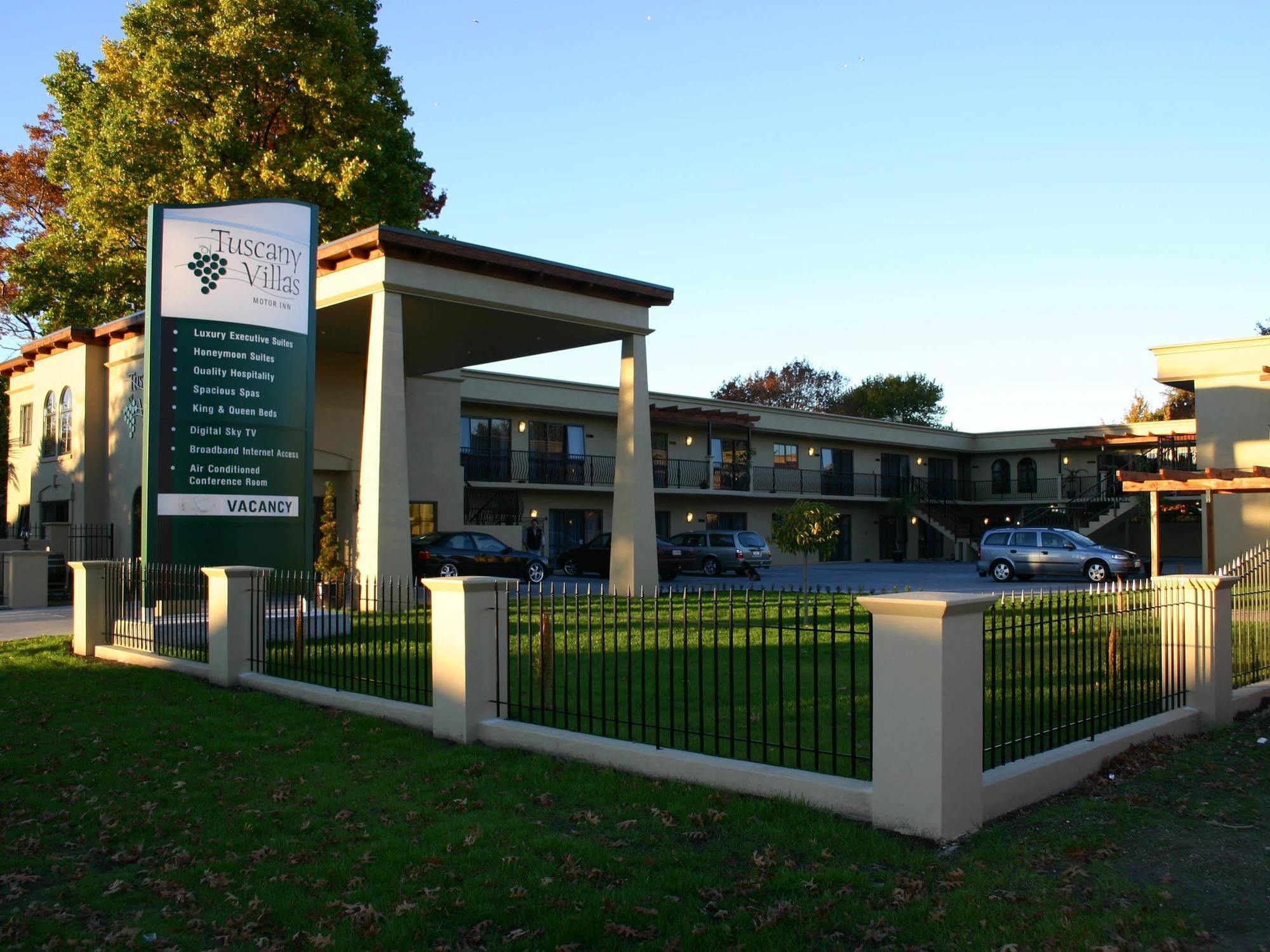 280 & 284 - Refurbished Modern Motel 4*