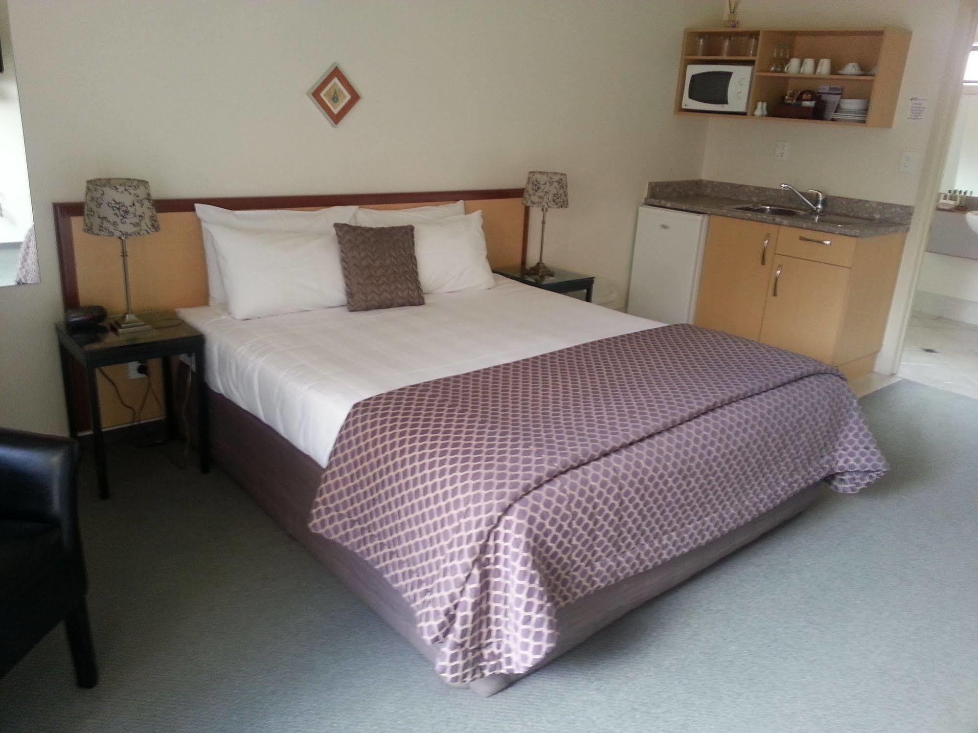 Motel 280 & 284 - Refurbished Modern 4*