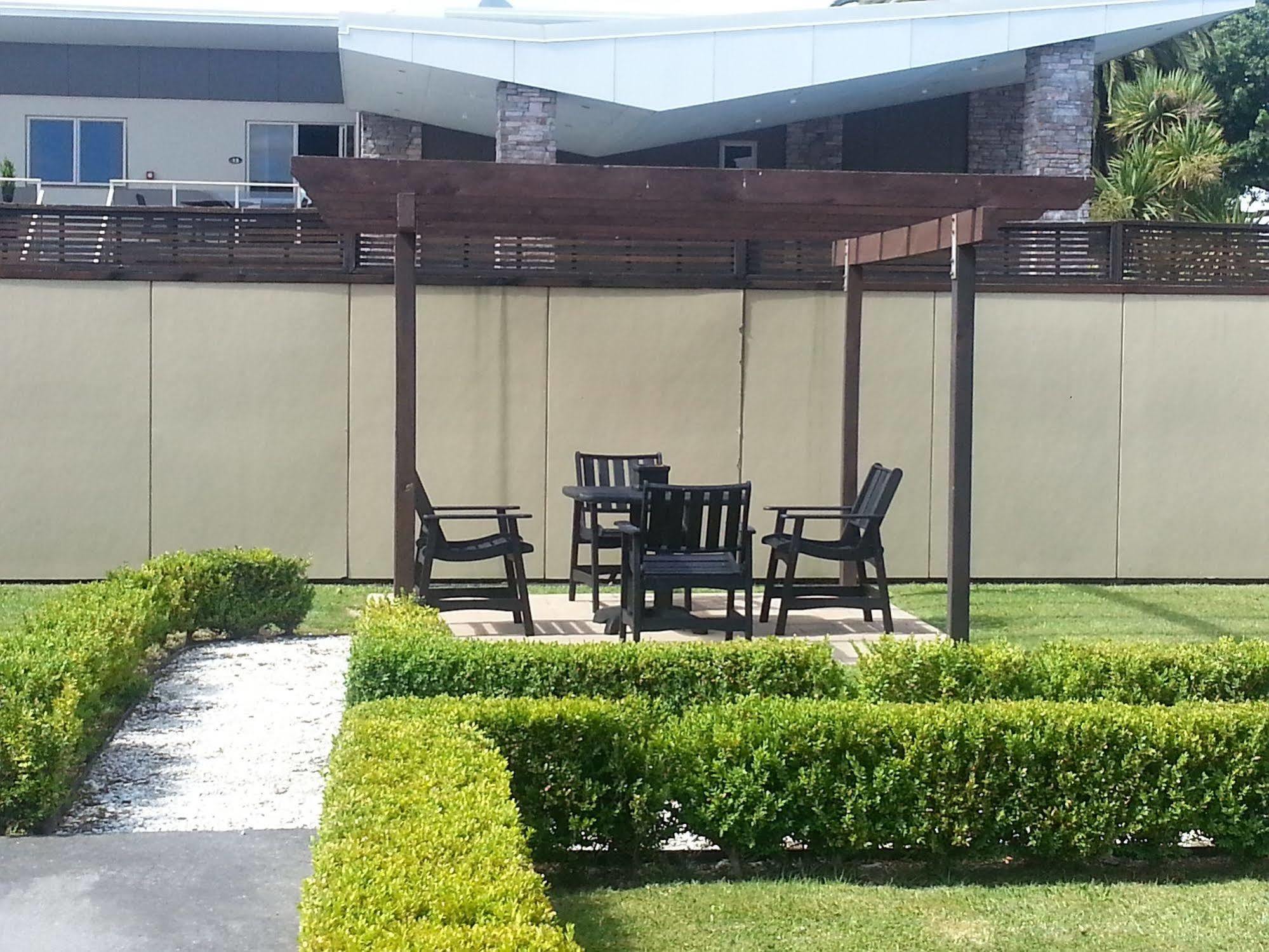 280 & 284 - Refurbished Modern Motel 4*