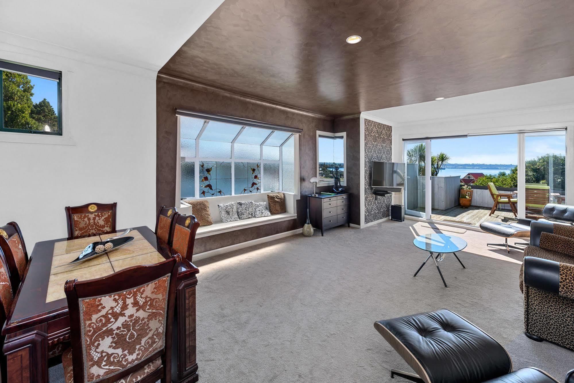 Lakeside - Penthouse And *