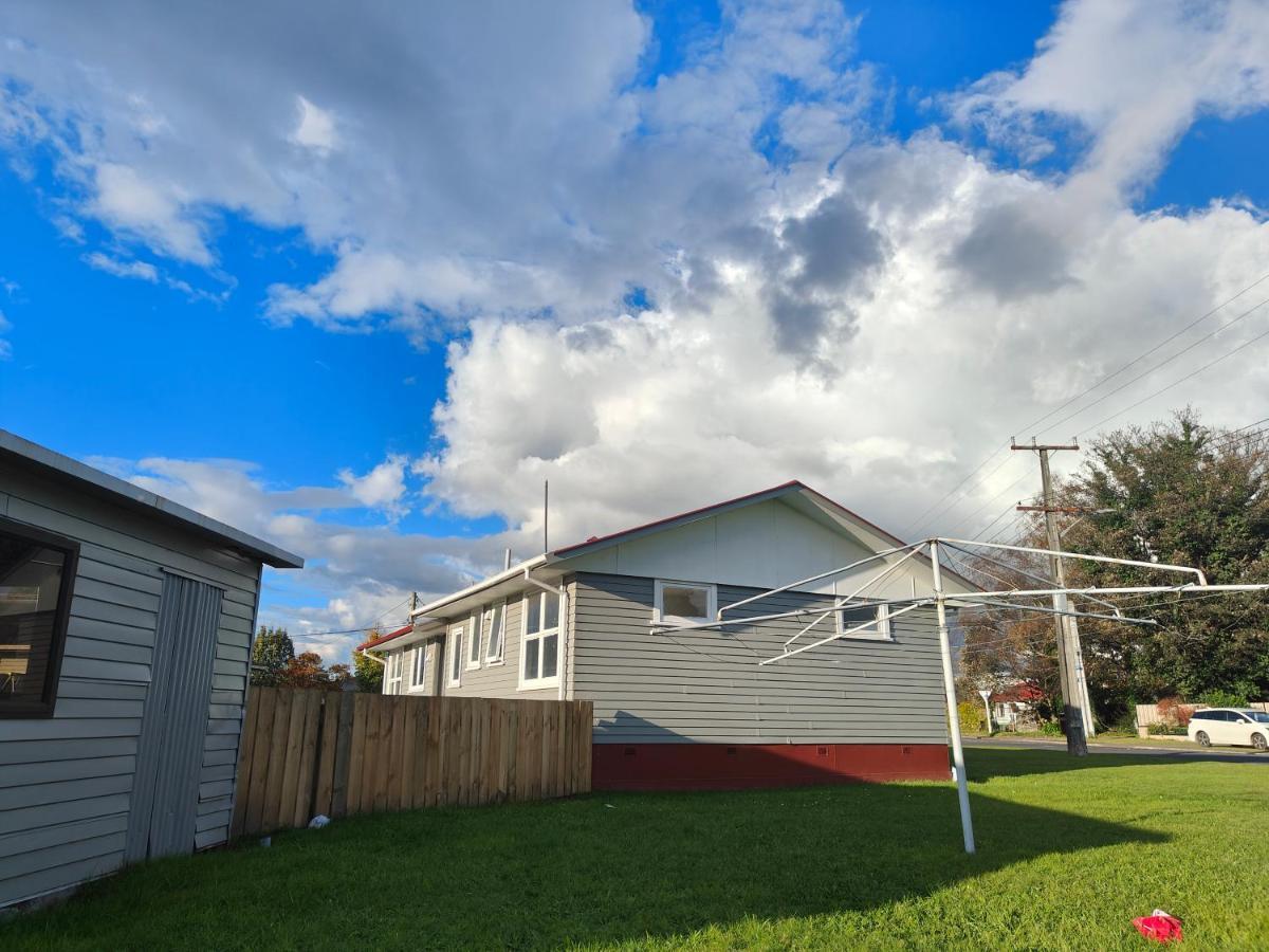 3 Bedrooms Plus Lounge And Kitchen And Bathroom And Laundry Guest house *