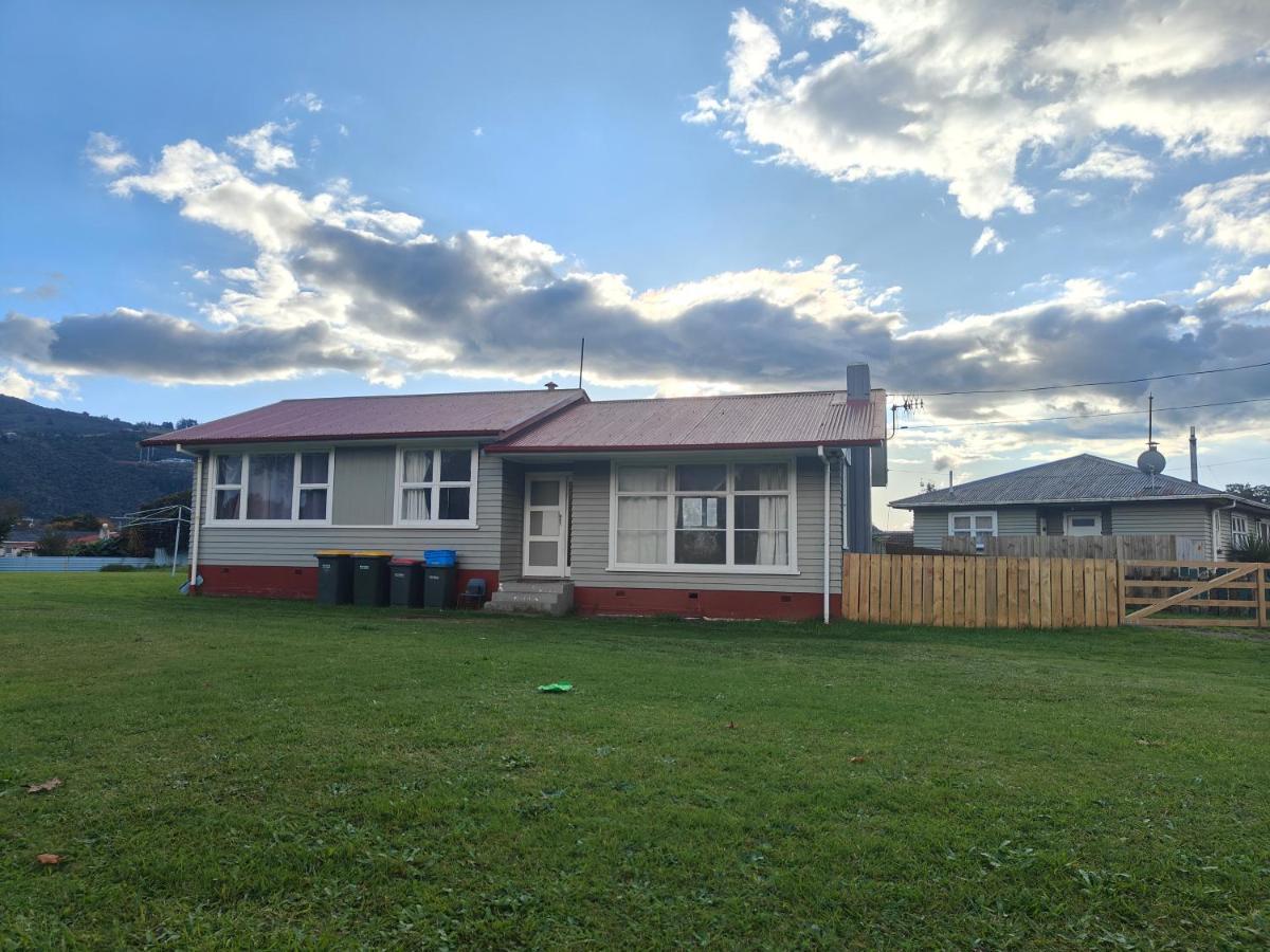 3 Bedrooms Plus Lounge And Kitchen And Bathroom And Laundry * Rotorua