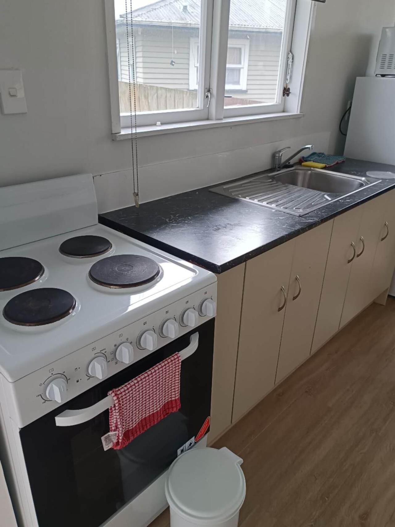 3 Bedrooms Plus Lounge And Kitchen And Bathroom And Laundry Guest house