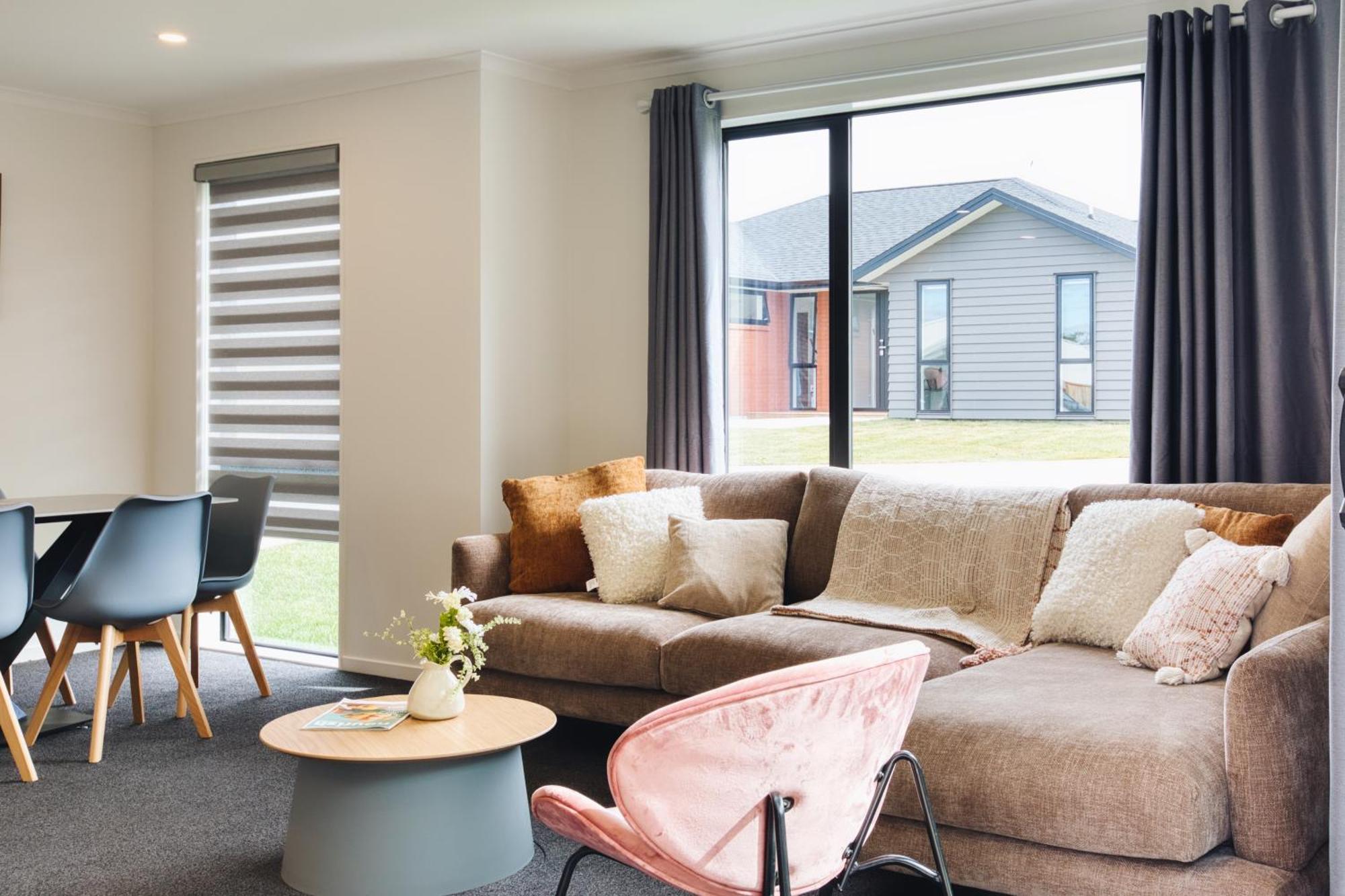 Stylish 4 Bedroom House Brand New In Holiday home Rotorua