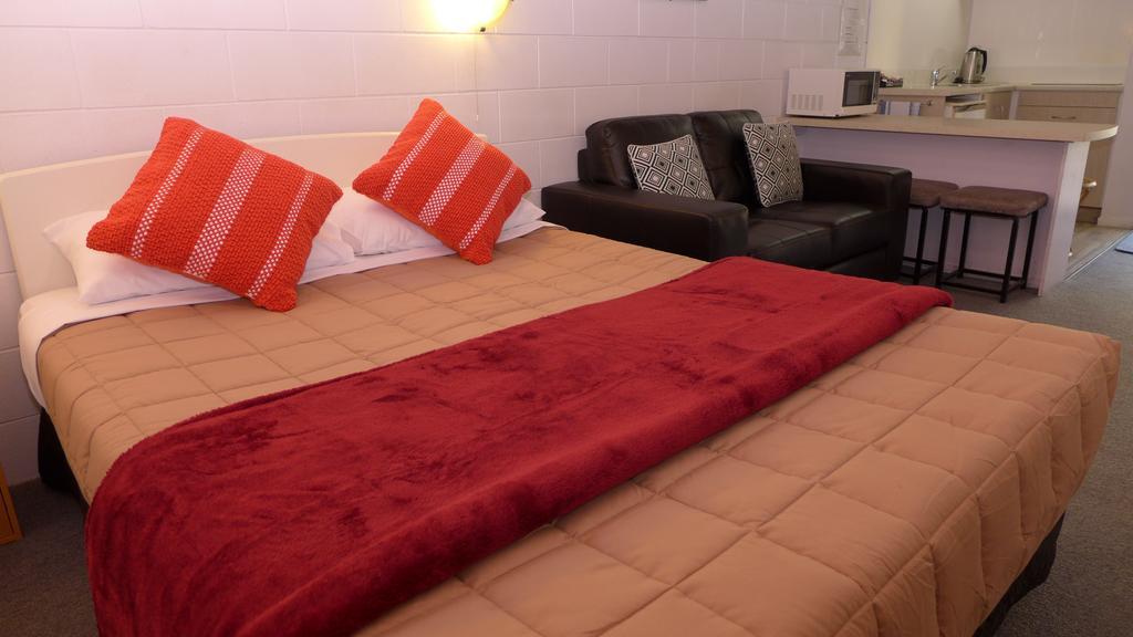 Motel Midway