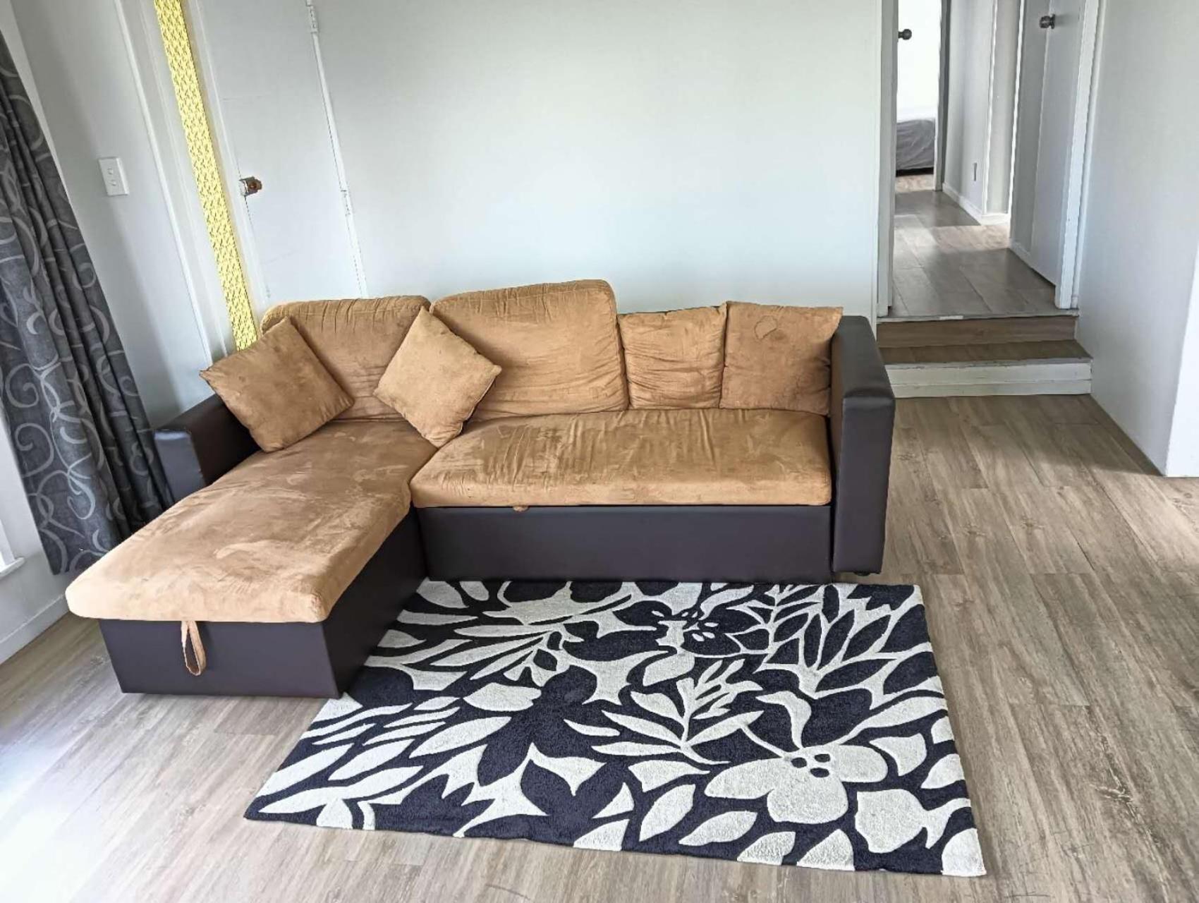 3 Bedrooms Plus Lounge And Kitchen And Bathroom And Laundry Guest house *