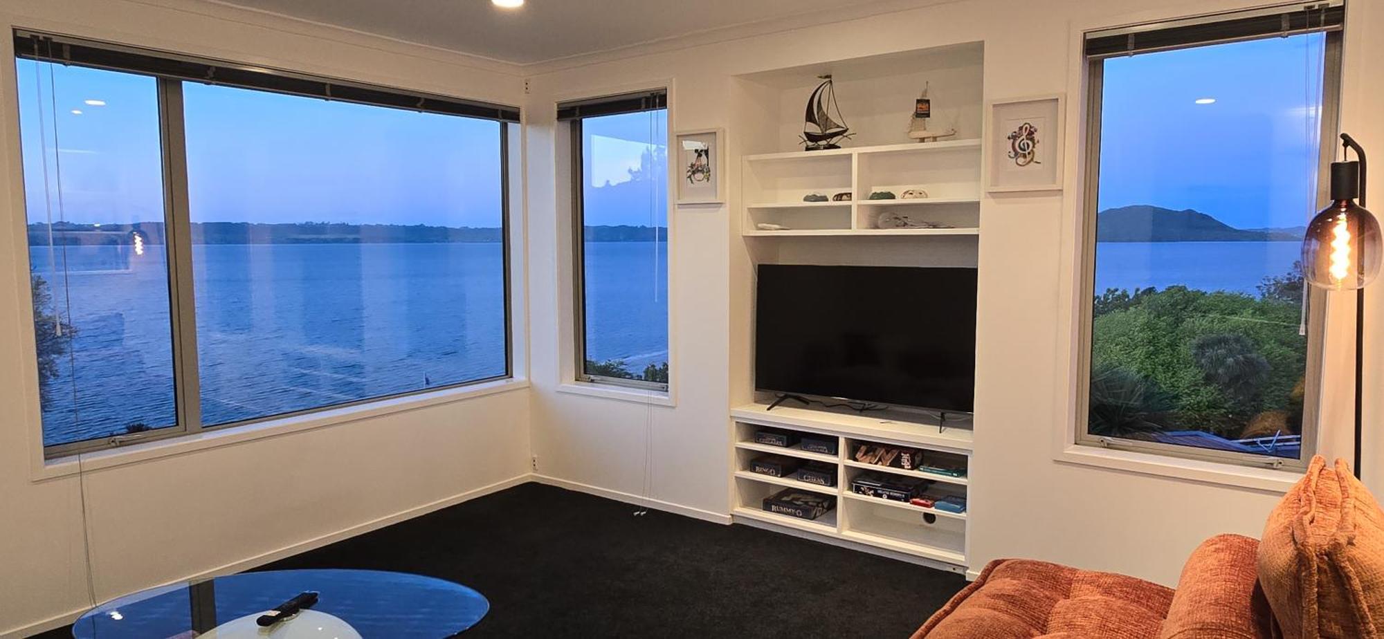 Serenity Lakeview Retreat Holiday home *