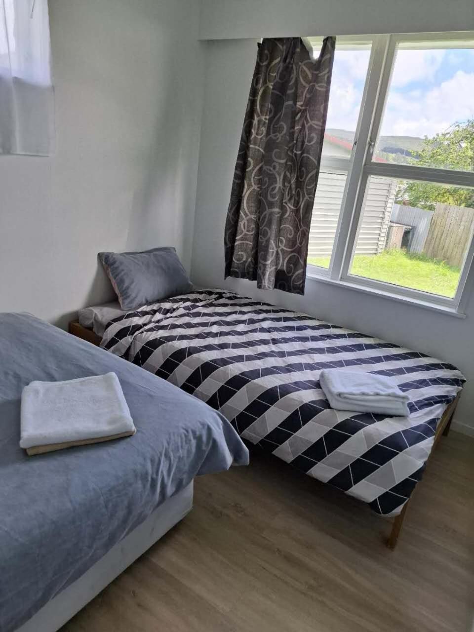 3 Bedrooms Plus Lounge And Kitchen And Bathroom And Laundry Guest house