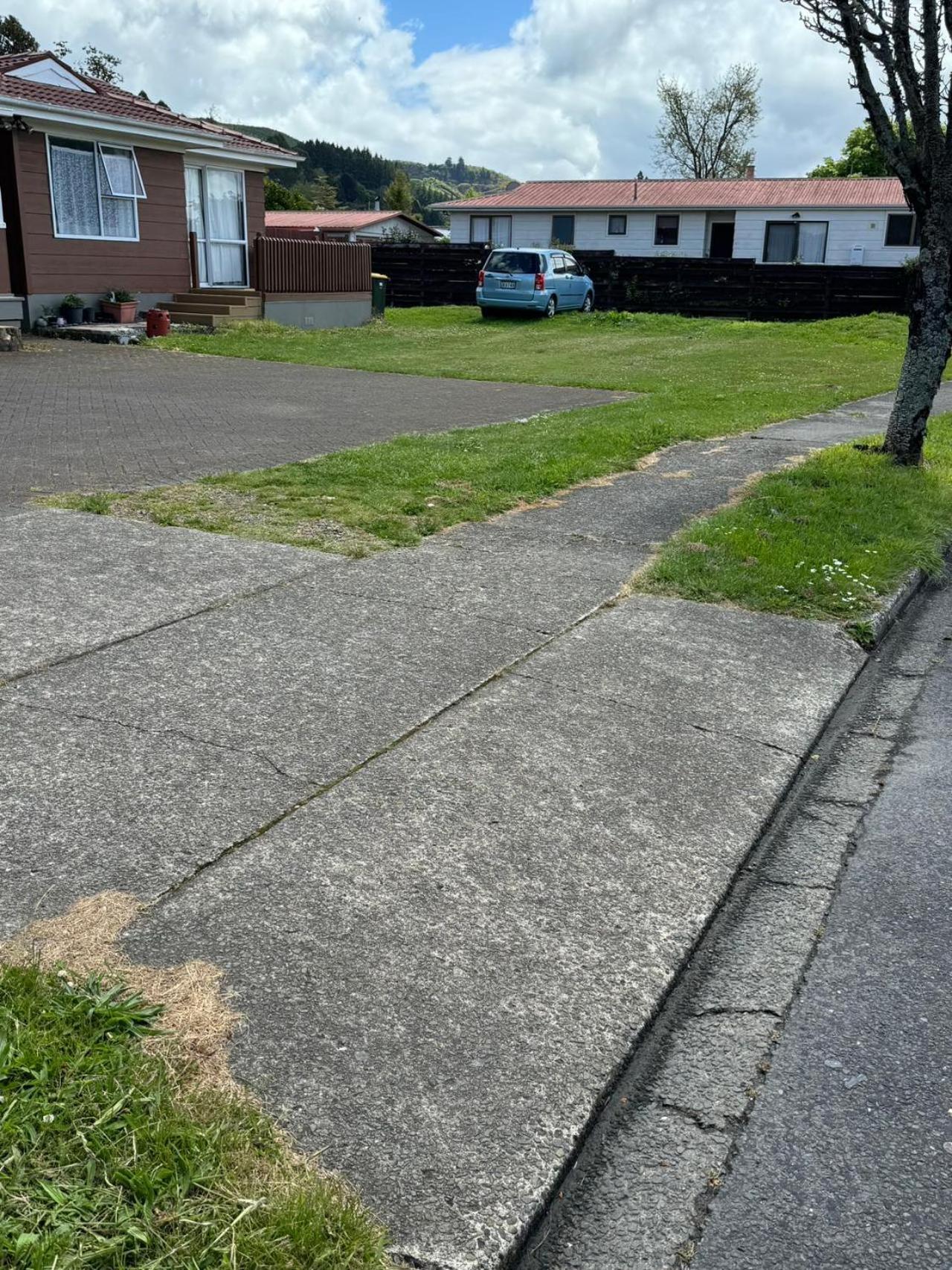4 Beds Including 2 Double Beds, 1 Single Bed, And 1 Double Sofa Bed In A Small 1 Bedroom And 1 Lounge No Kitchen Only Fridge, Microwave * Rotorua