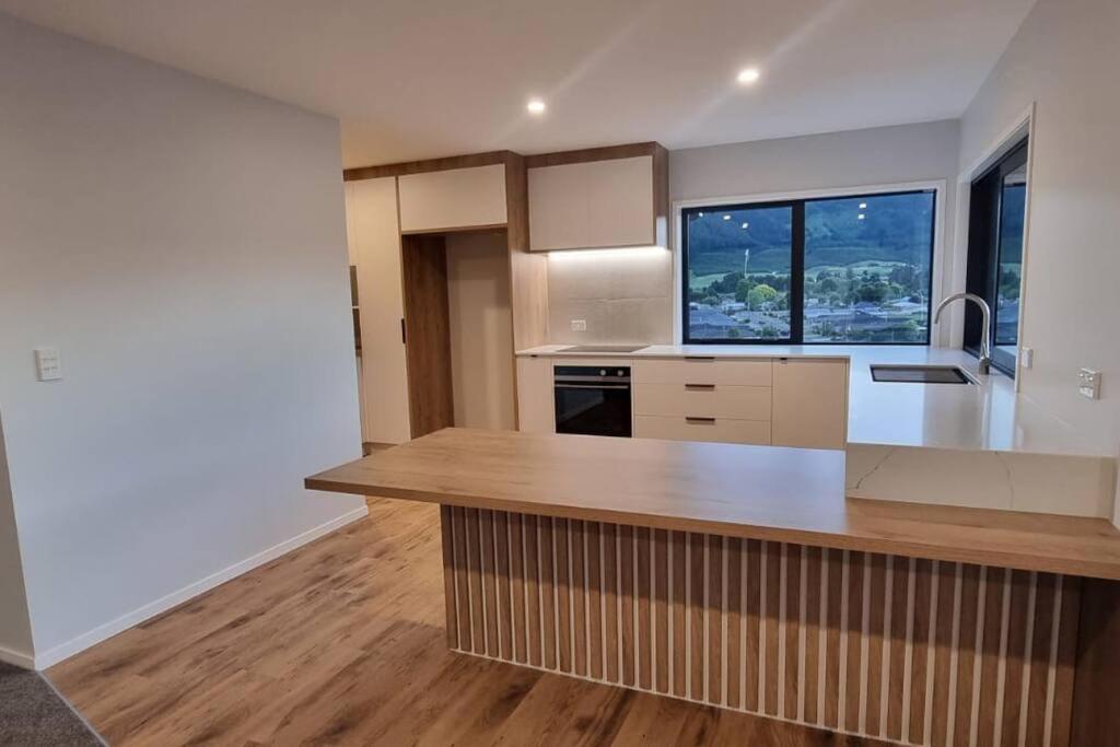 Modern Hilltop Retreat With Mountain Views * Rotorua