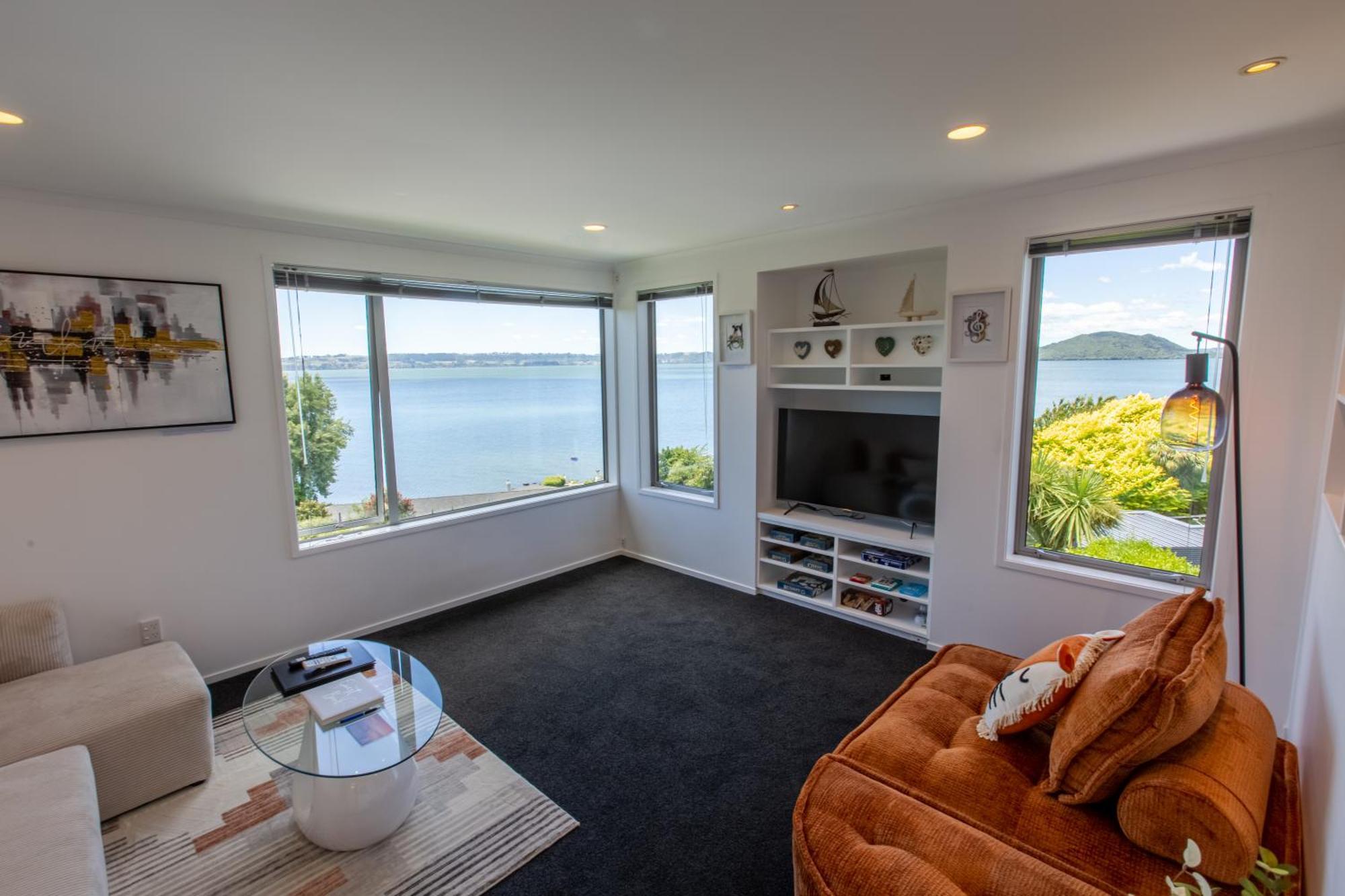 Serenity Lakeview Retreat Holiday home *