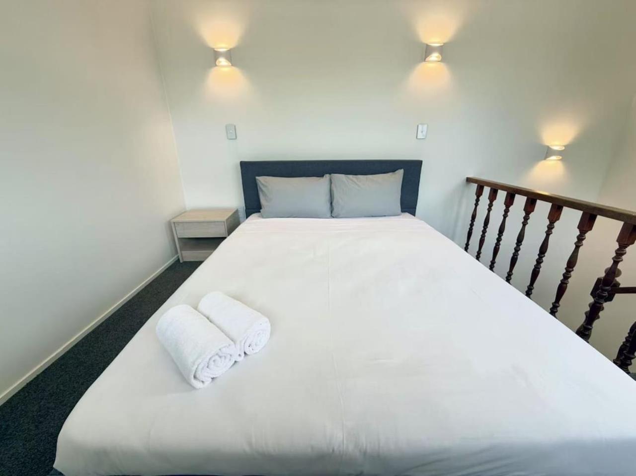 Hotel Unit 3, Fenton Summer *