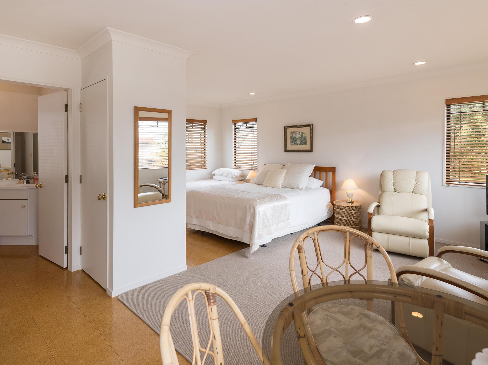 East West Studio Apartment *