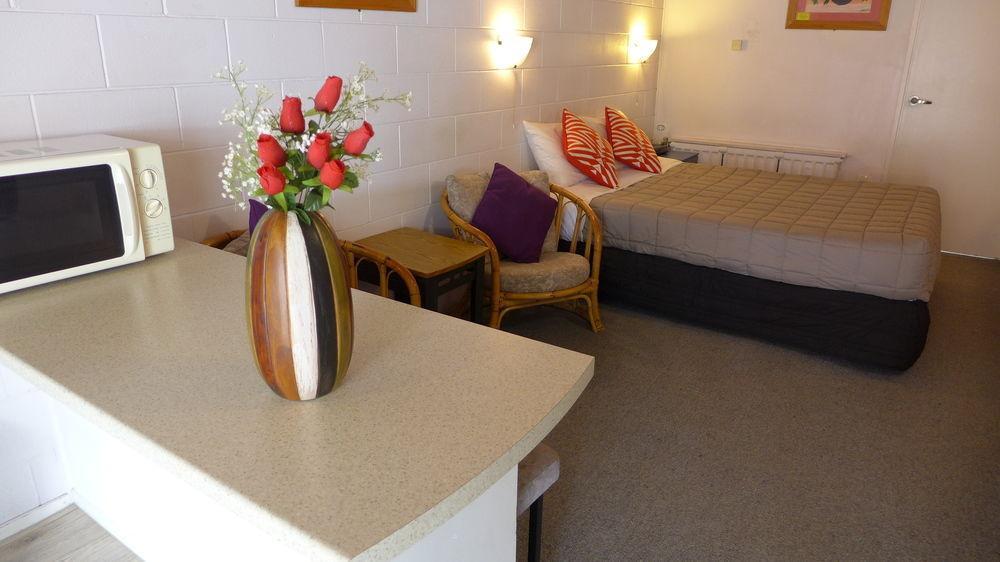 Midway Motel