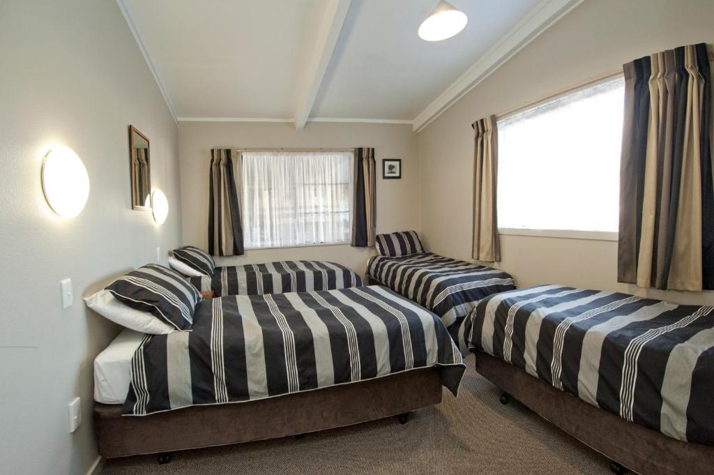 Motel Sport Of Kings
