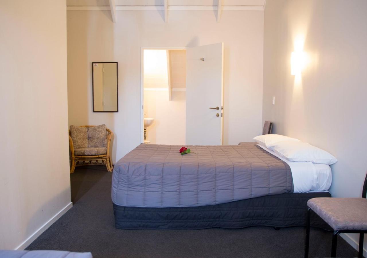 Motel Midway
