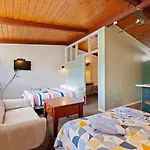 Aaryn Court Motel