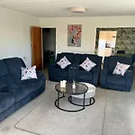 En-Suite Room In Prime Location House With Spa And Sauna
