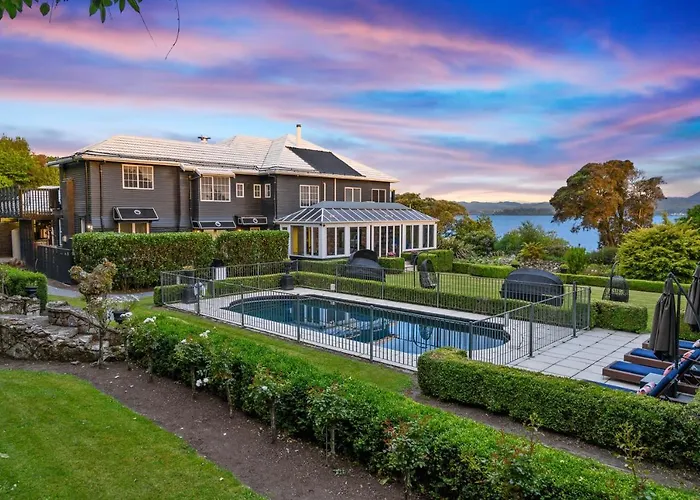 Black Swan Lakeside Boutique Hotel