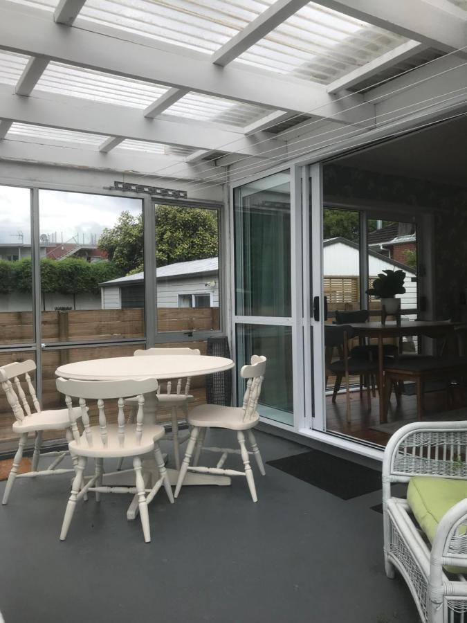 Eastside House + Separate Contained Sleepout Holiday home *