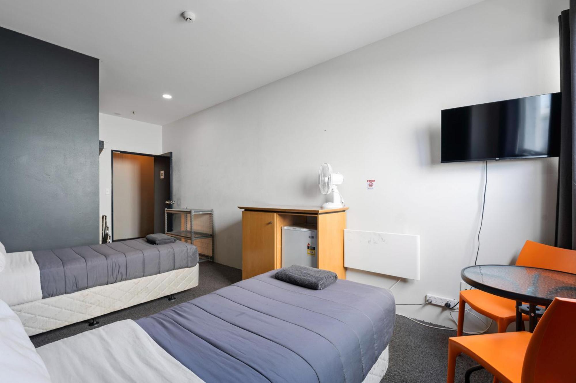Rock Solid Backpackers Hostel *