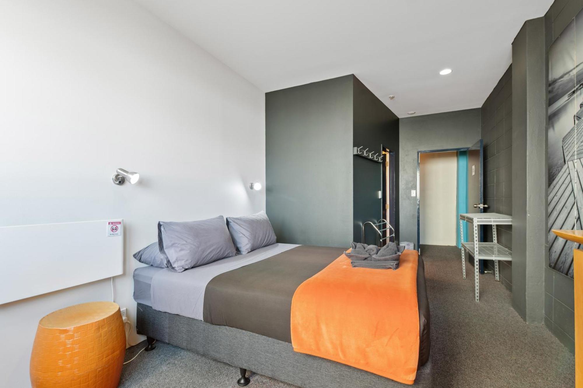 Hostel Rock Solid Backpackers *