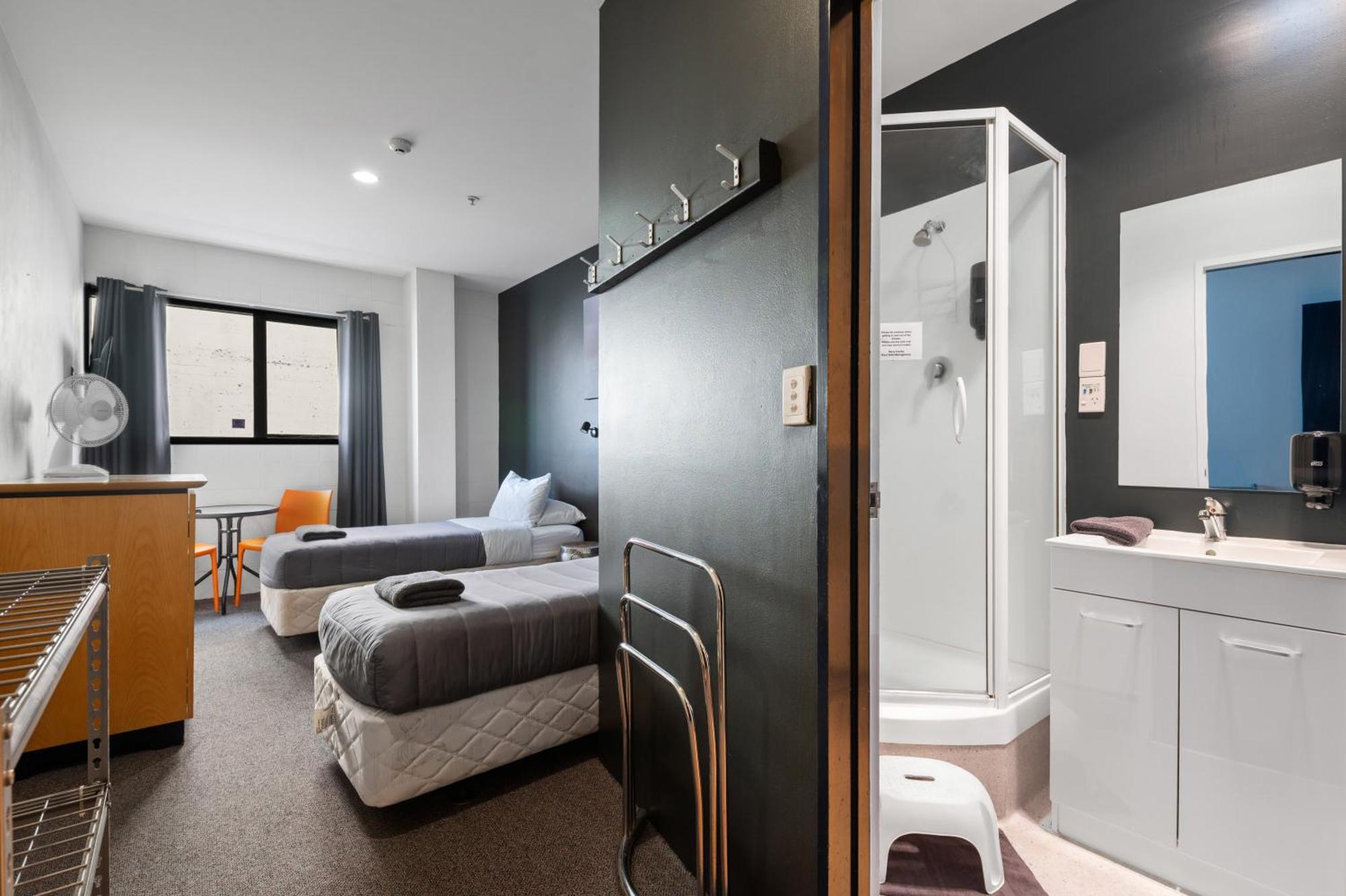 Rock Solid Backpackers Hostel *