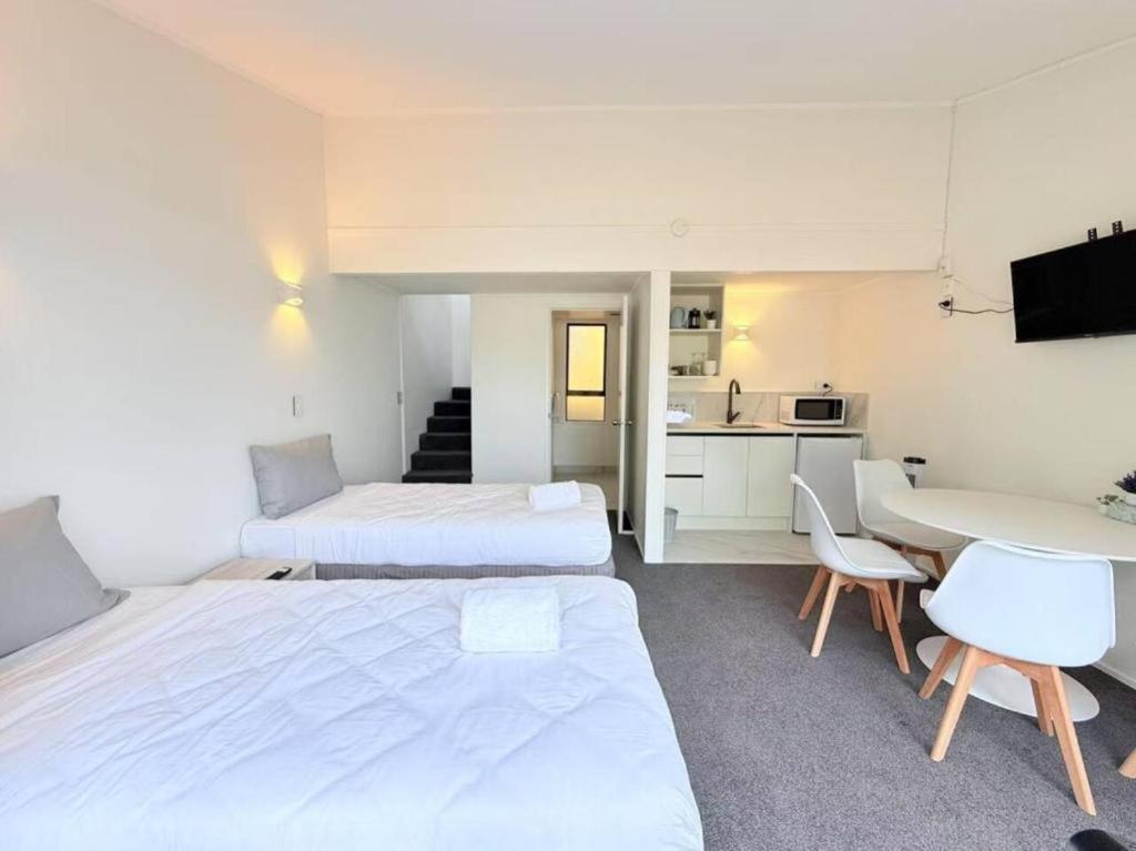 Unit 2, Fenton Summer Hotel
