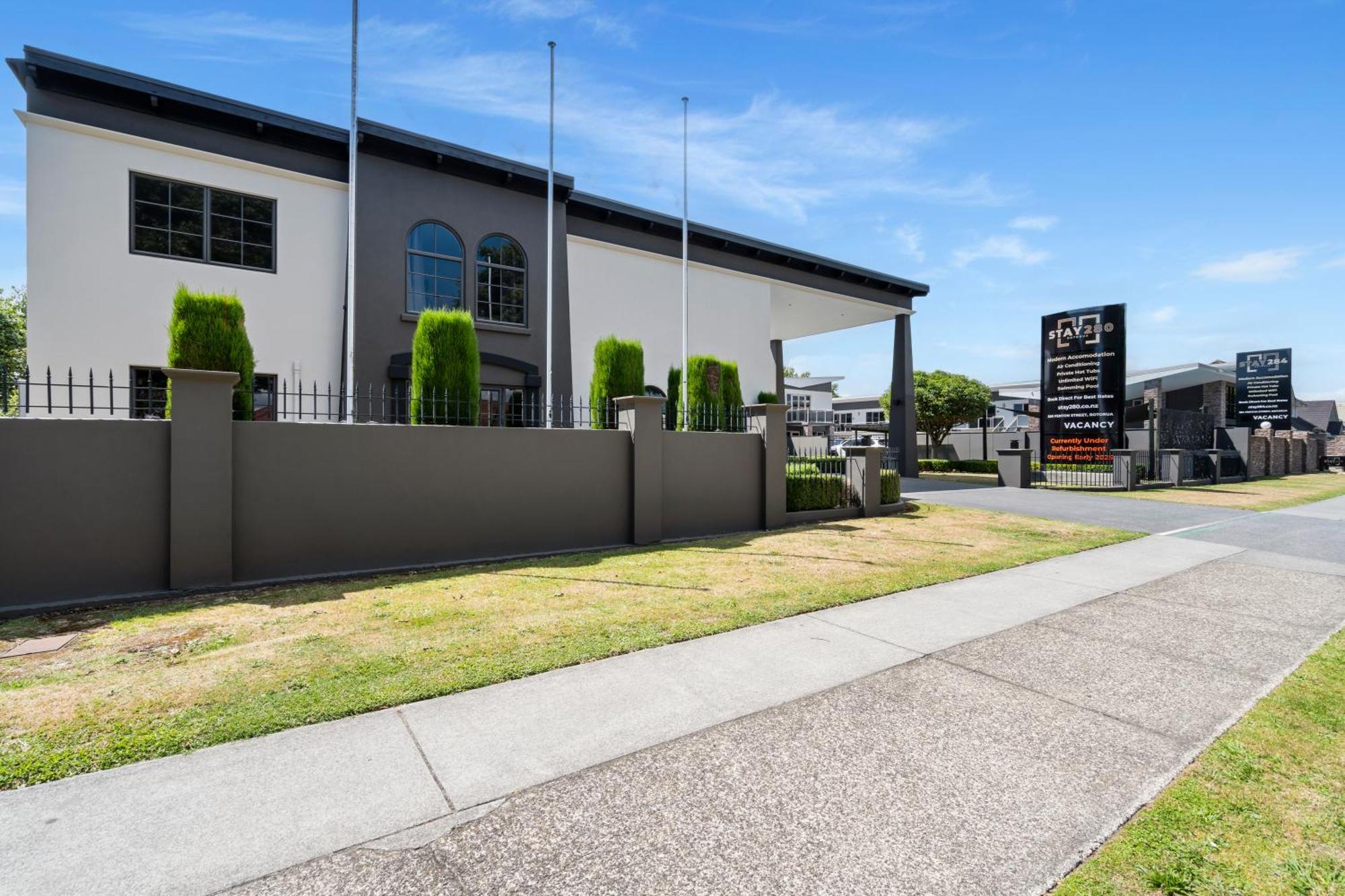 280 & 284 - Refurbished Modern Motel 4*
