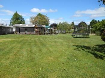 Jack & Di's Lakefront Motel