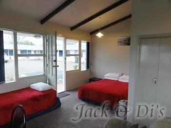 Jack & Di's Lakefront Motel