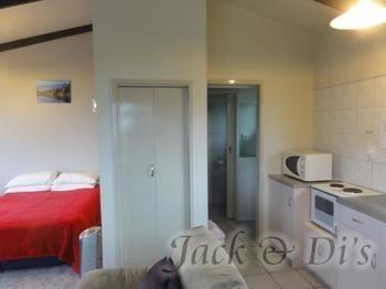 Jack & Di's Lakefront Motel