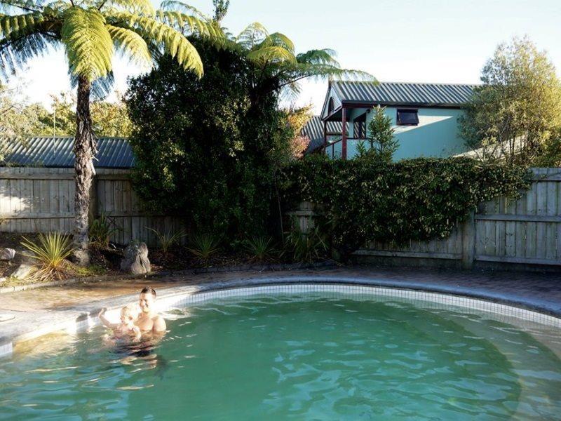 Hostel Smoke Hot Springs & Camp *