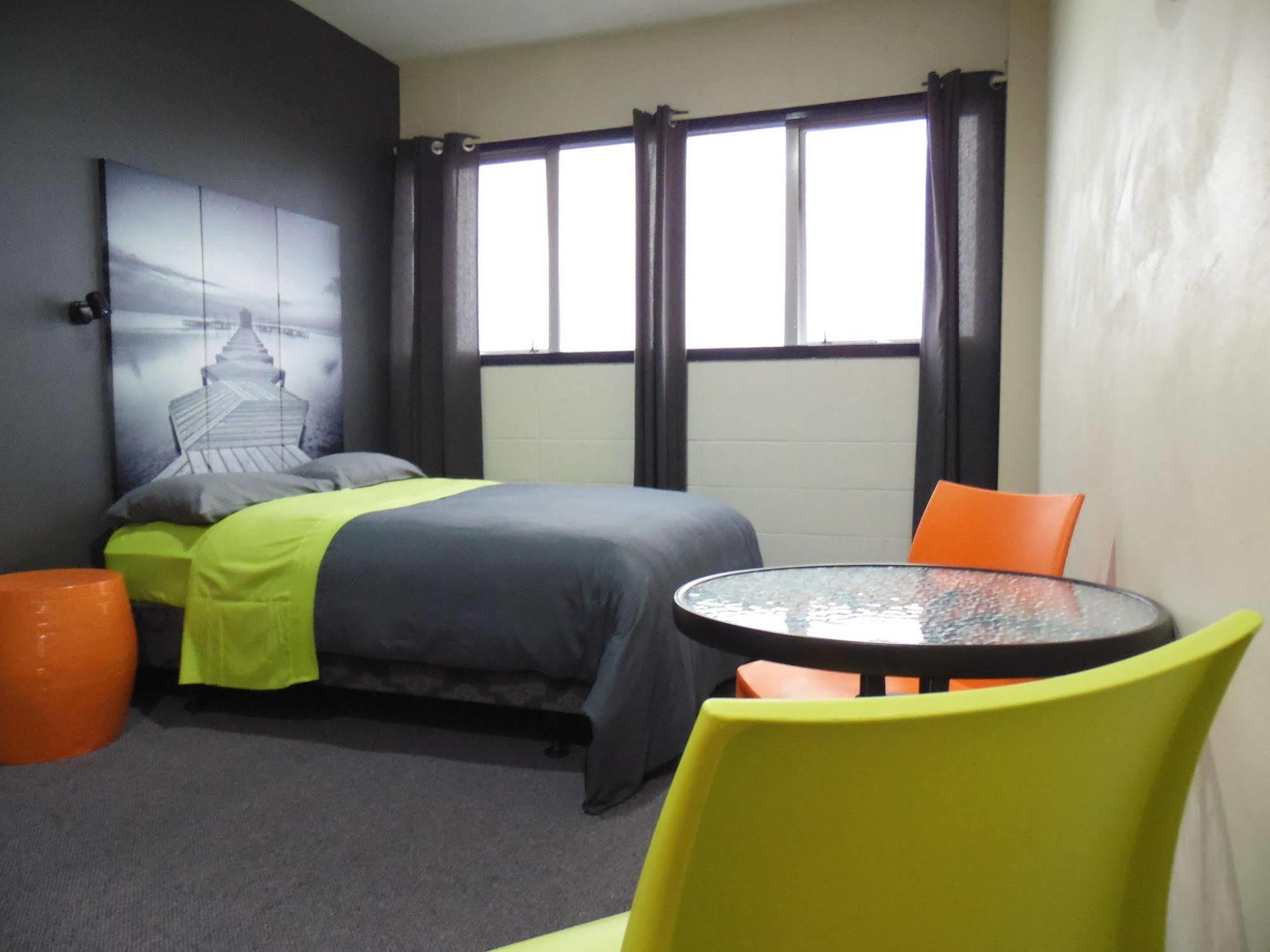 Hostel Rock Solid Backpackers *